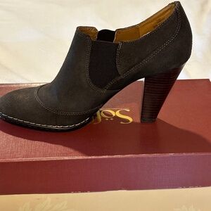 NEW- NEVER WORN- Sofft Zamora Ankle Boot
